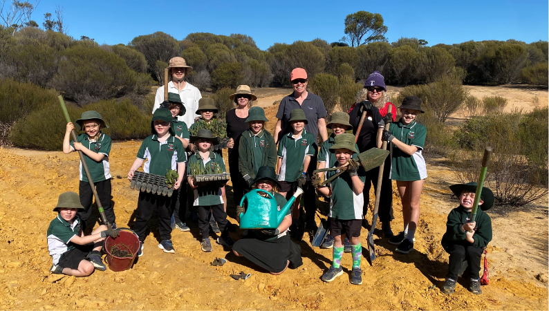 Salmon Gums Students Lend a Hand